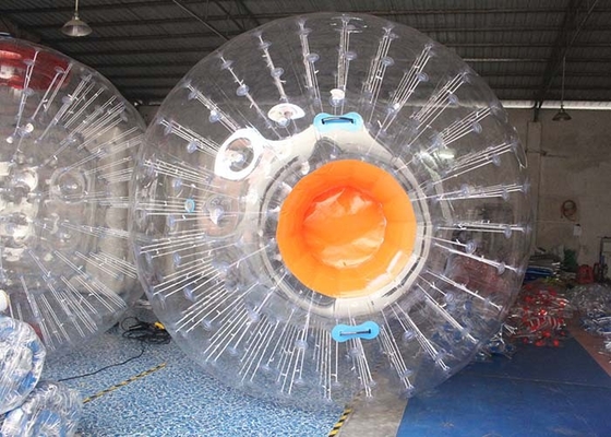 Κίνα Διαφανή υψηλά διογκώσιμα αθλητικά παιχνίδια διάρκειας 60kg για τη διαδρομή φυλών κεκλιμένων ραμπών Zorb εργοστάσιο