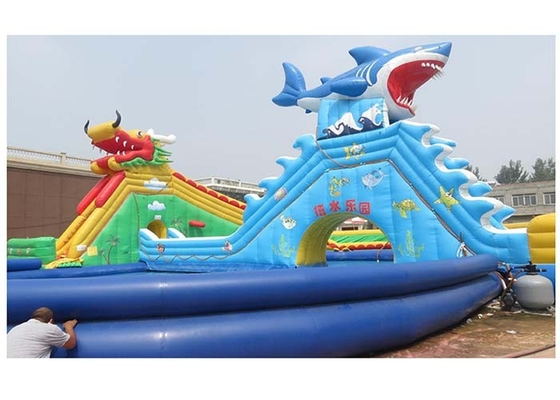 Κίνα 0.9MM μεγάλος δράκος μουσαμάδων PVC/διογκώσιμο πάρκο νερού καρχαριών με τη μεγάλη μπλε πισίνα προμηθευτής